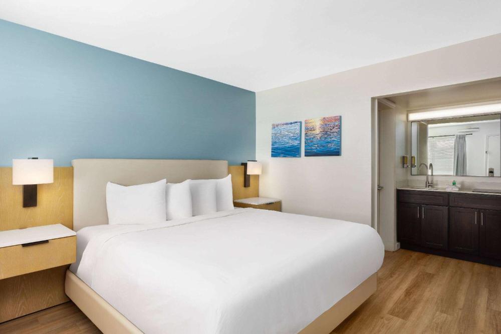 Deluxe King Room - Non-Smoking interior